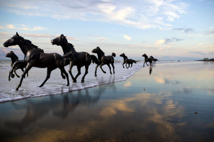 horses sculpture on the ocean shore dubai by limah